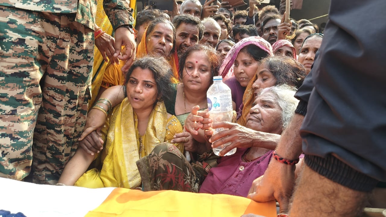 फोटो-23 गांव कलौली में हवलदार के घर के बाहर व छतों पर गमगीन खड़ी महिलाएं। संवाद