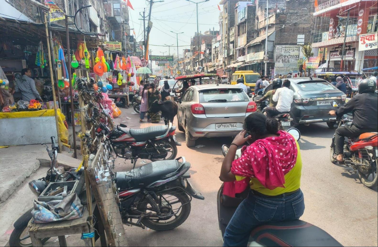 फोटो-24-बड़ा चौराहा के पास शाहगंज में फुटपाथ पर लगी दुकानें और सामने वाहनों की पार्किंग से बाधि