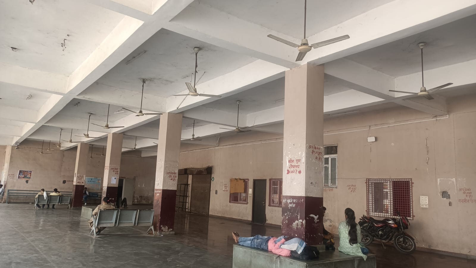 फोटो-28 रोडवेज बस अड्डा पर खराब पड़ा हैंडपंप। संवाद