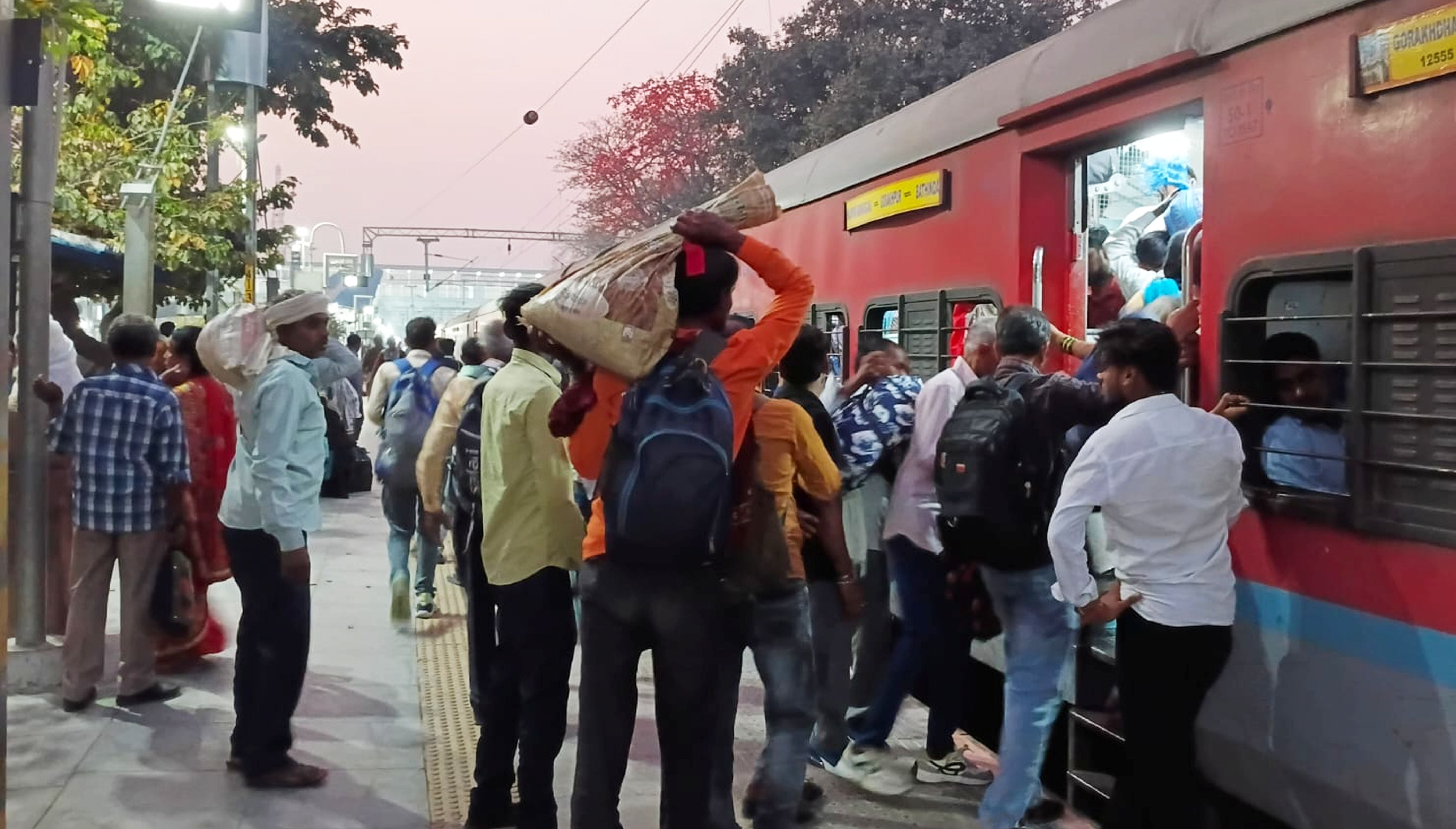 फोटो-30-प्रयागराज की ओर जाने वाली ट्रेन में यात्रियों की भीड़। संवाद फोटो-30-प्रयागराज की ओर जाने वाली ट्रेन में यात्रियों की भीड़। संवाद
