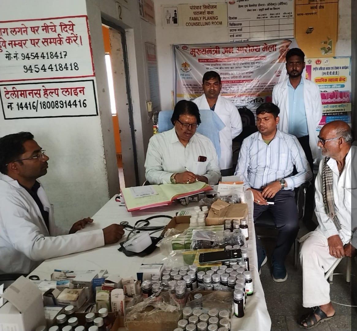 फोटो-33- भैदपुर पीएचसी में मरीजों को देखते फार्मासिस्ट धीरेंद्र कुमार। संवाद