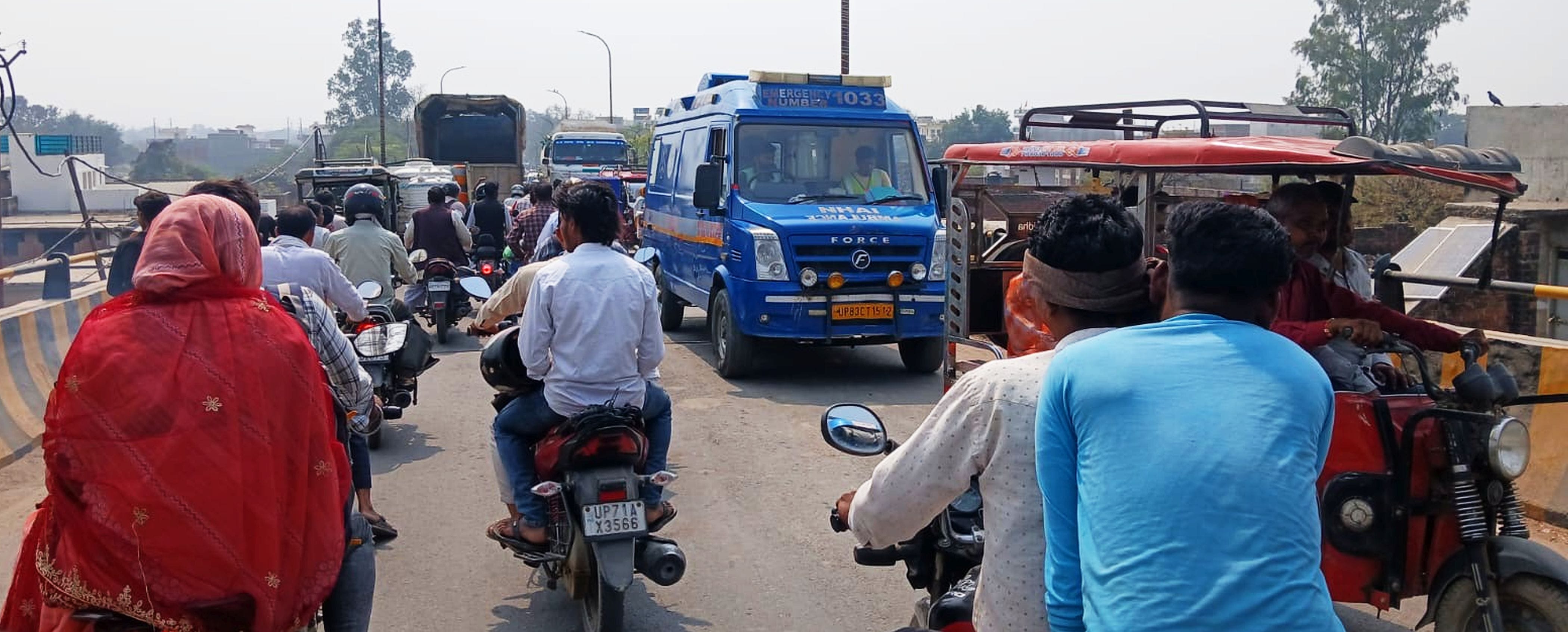 फोटो-42-रेलवे ओवरब्रिज में लगे जाम में फंसी एंबूलेंस। संवाद