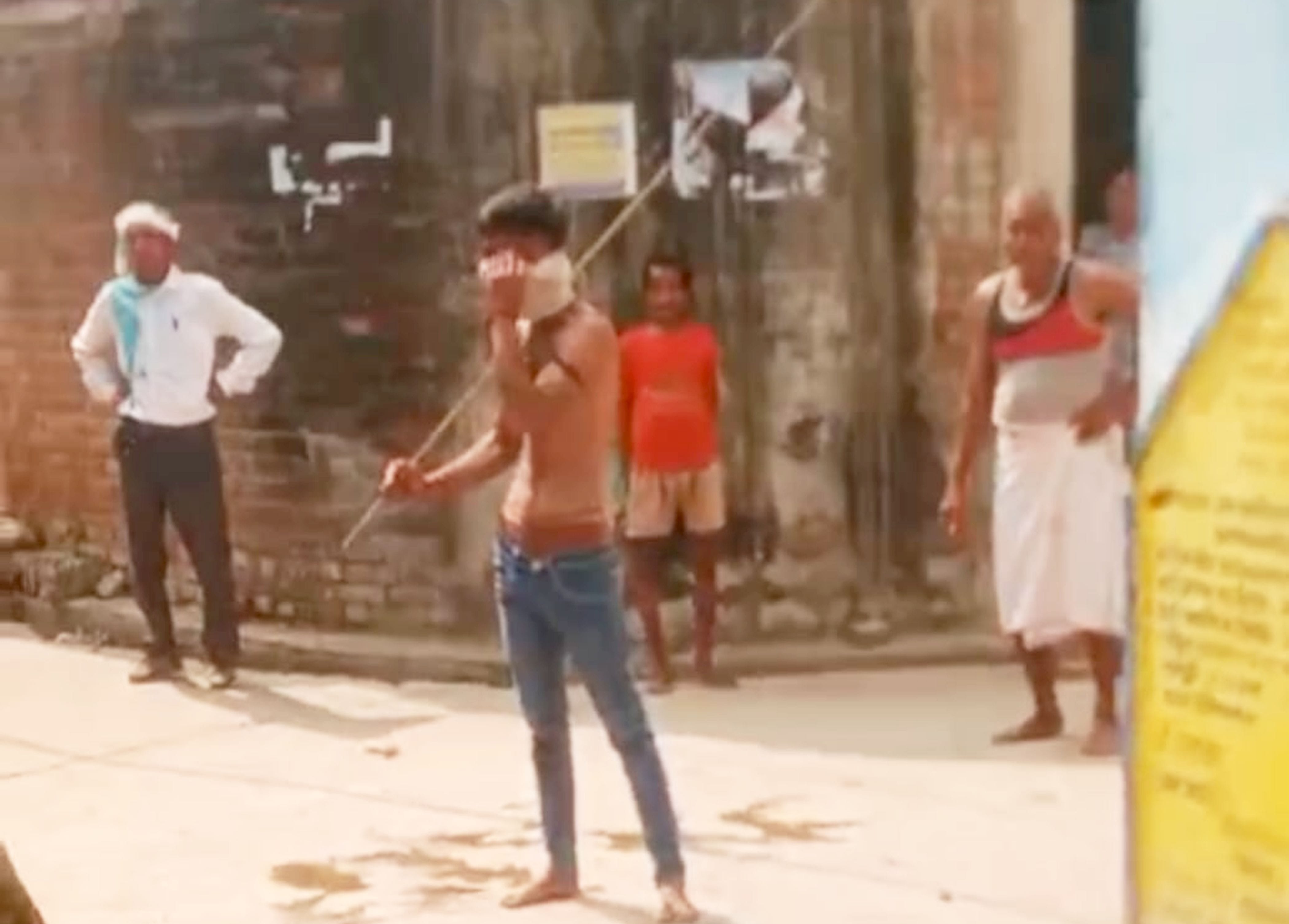 फोटो-43-सरिया लेकर गांव में घूमता हमलावर। वीडियो ग्रैब