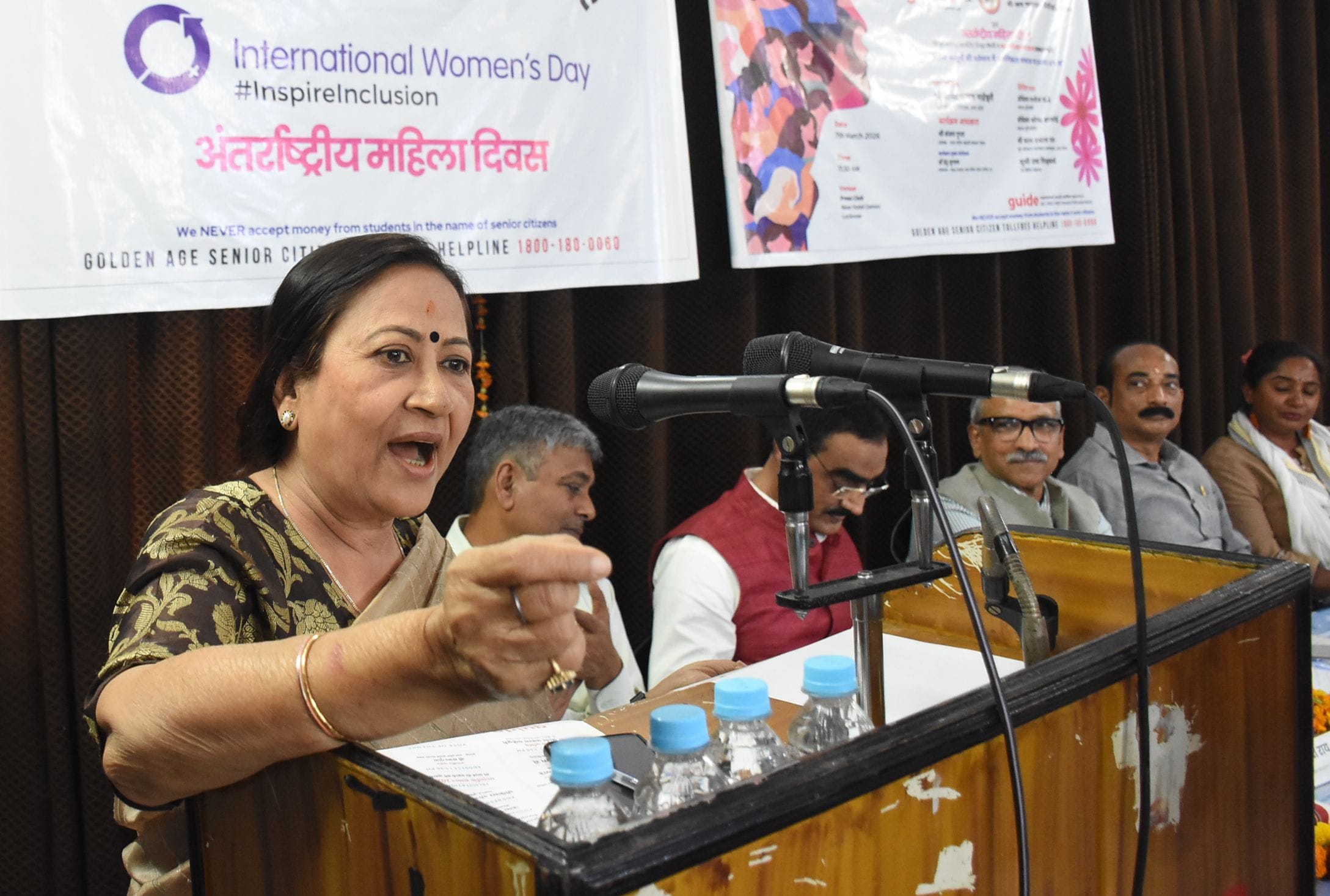 हजरतगंज स्थित प्रेस क्लब में संगोष्ठी हुई।