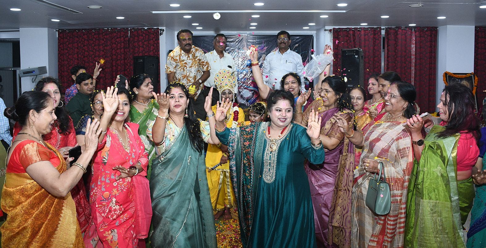 होली मिलन समारोह में भक्ति व संगीत का मिलाप, बच्चों ने दी प्रस्तुति। 