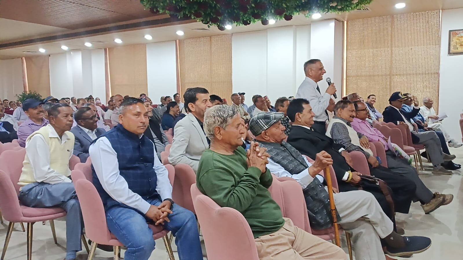 हमीरपुर में आयोजित वेटरनर्स आउटरीच में वरिष्ठ वेटरनर्स को सम्मानित करते हुए वरिष्ठ अधिकारी वाइस हमीरपुर में आयोजित वेटरनर्स आउटरीच में वरिष्ठ वेटरनर्स को सम्मानित करते हुए वरिष्ठ अधिकारी वाइस