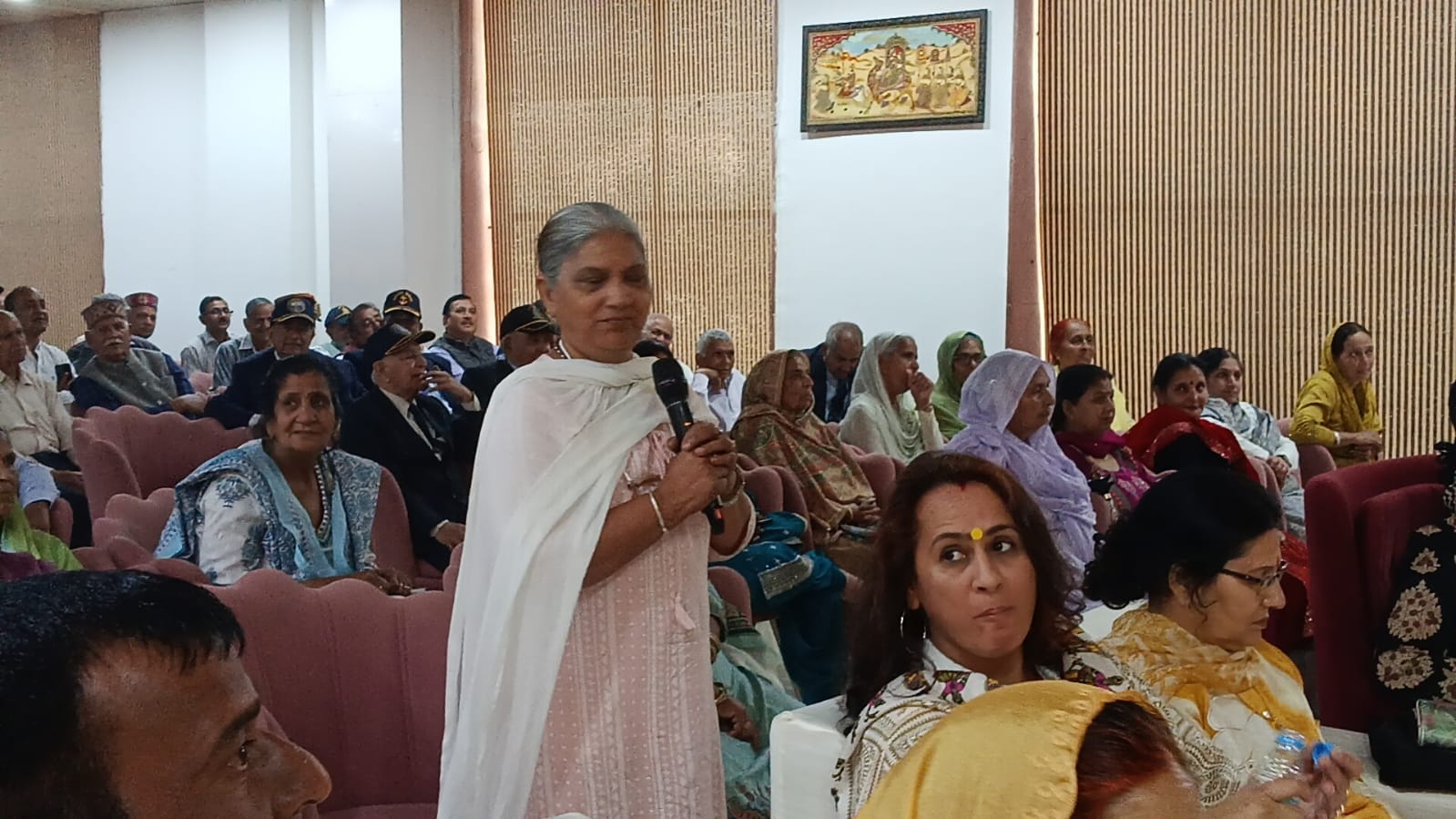 हमीरपुर में आयोजित वेटरनर्स आउटरीच में वरिष्ठ वेटरनर्स को सम्मानित करते हुए वरिष्ठ अधिकारी वाइस हमीरपुर में आयोजित वेटरनर्स आउटरीच में वरिष्ठ वेटरनर्स को सम्मानित करते हुए वरिष्ठ अधिकारी वाइस