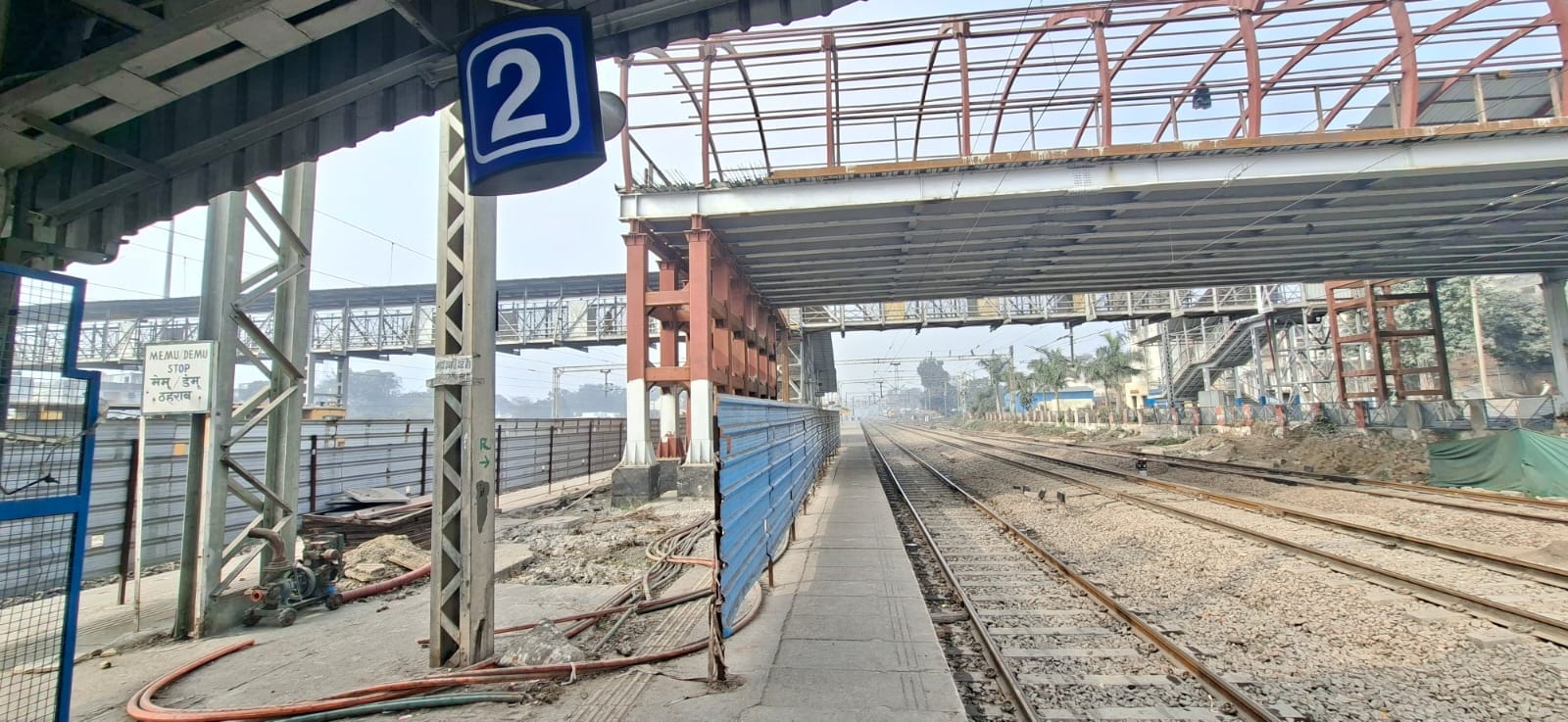 जीएम के निरीक्षण को लेकर स्टेशन पर प्लेटफार्म की दीवारें रंगते कर्मचारी। संवाद