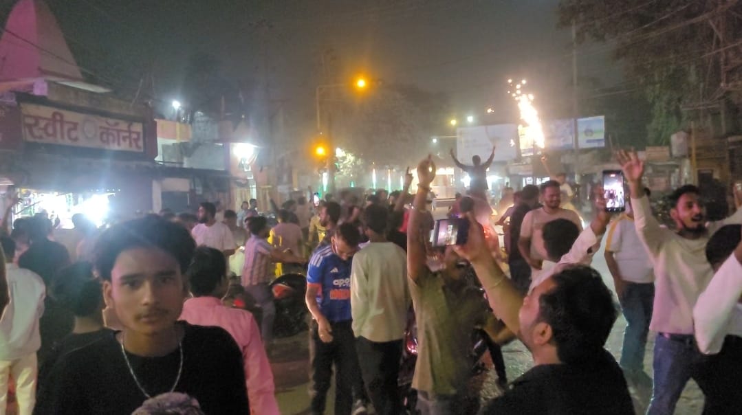 जीत के बाद पूर्णिया में जश्न मनाते क्रिकेट प्रेमी