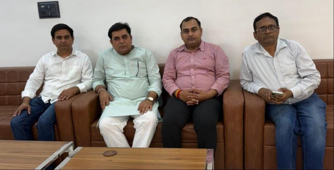 कुरुक्षेत्र। बैठक के दौरान जाट धर्मशाला के प्रधान कृष्ण श्योकंद एवं अन्य। स्वयं