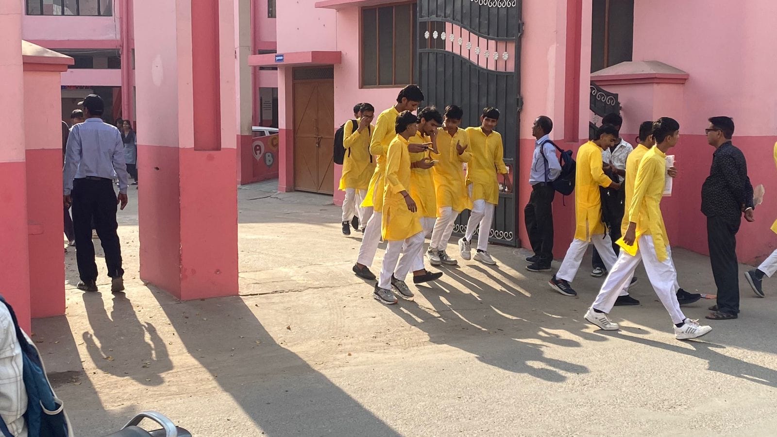 कुरुक्षेत्र। संस्कृत का पेपर देकर परीक्षा केंद्र से बाहर आते हुए छात्र। संवाद