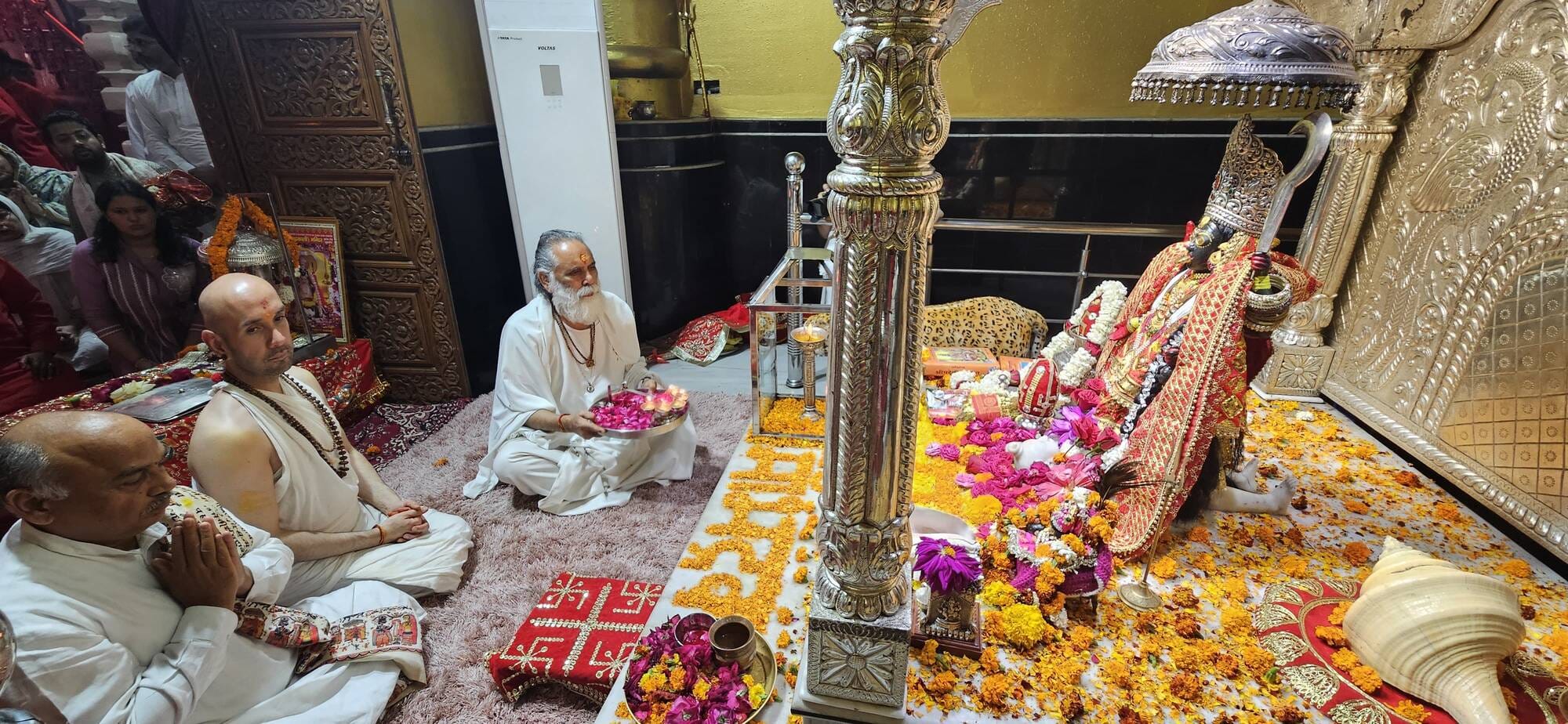 कुरुक्षेत्र। श्रीदेवीकूप शक्तिपीठ मां भद्रकाली मंदिर में दर्शन करते स्वामी ज्ञानानंद एवं अन्य। कुरुक्षेत्र। श्रीदेवीकूप शक्तिपीठ मां भद्रकाली मंदिर में दर्शन करते स्वामी ज्ञानानंद एवं अन्य।
