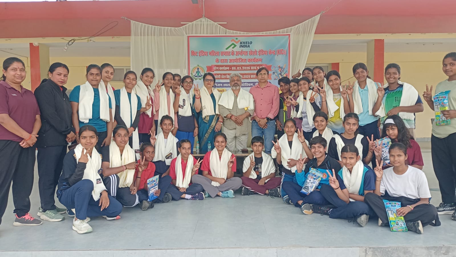 क्रिकेट प्रतियोगिता के फाइनल मुकाबले में गेंदबाजी करती खिलाड़ी स्रोत आयोजक क्रिकेट प्रतियोगिता के फाइनल मुकाबले में गेंदबाजी करती खिलाड़ी स्रोत आयोजक