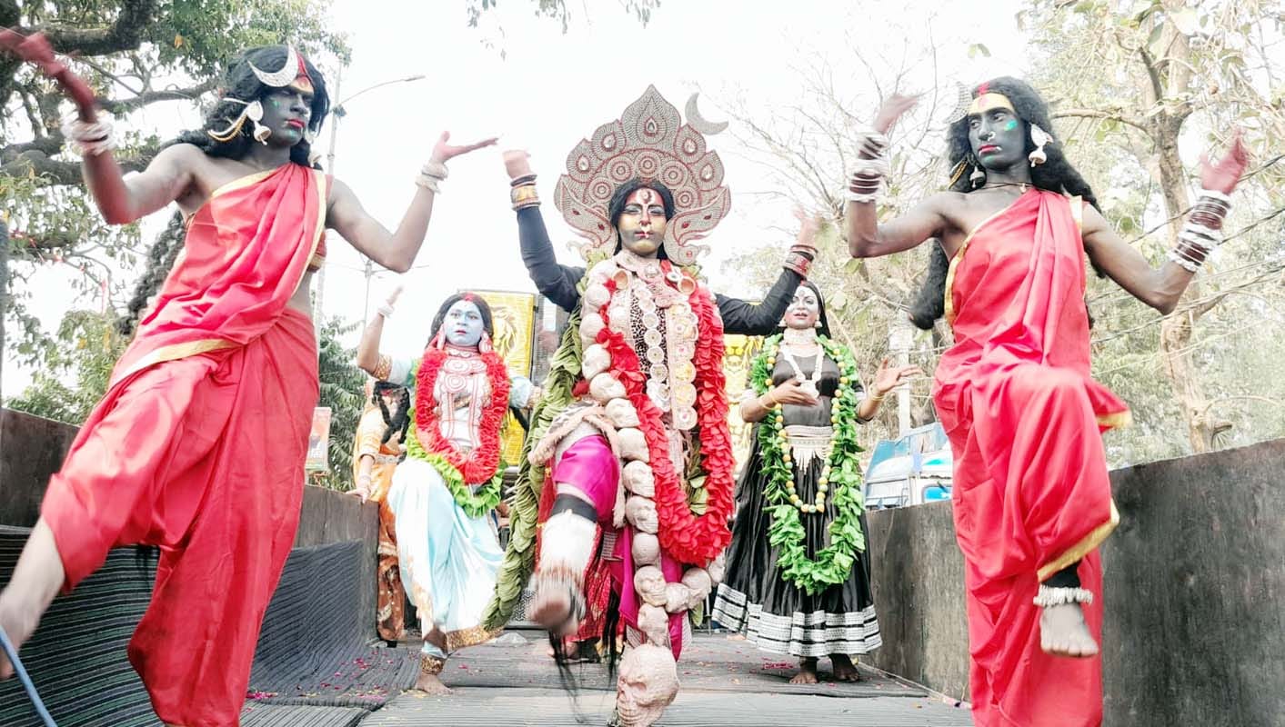 खुटार में निकाली गई शोभायात्रा में देवस्वरूप की झांकी। संवाद