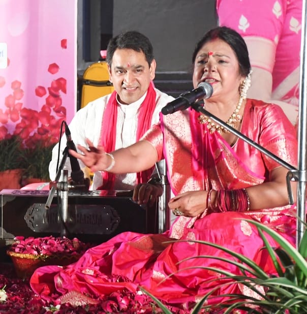 मालिनी अवस्थी के होली गीतों पर झूमे श्रोता