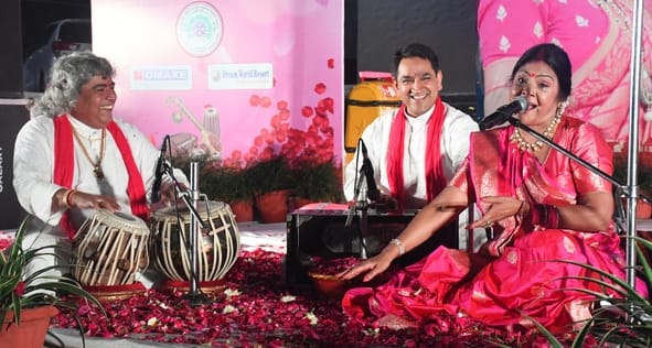 मालिनी अवस्थी के होली गीतों पर झूमे श्रोता