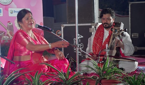 मालिनी अवस्थी के होली गीतों पर झूमे श्रोता