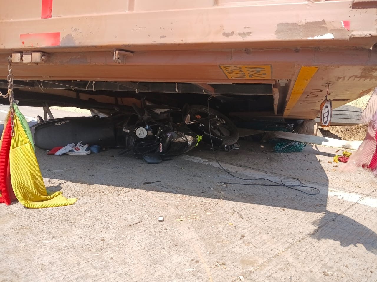 नागपुर फोरलेन पर सापना डैम के पास अनियंत्रित कंटेनर बाइक सवार परिवार पर पलट गया नागपुर फोरलेन पर सापना डैम के पास अनियंत्रित कंटेनर बाइक सवार परिवार पर पलट गया