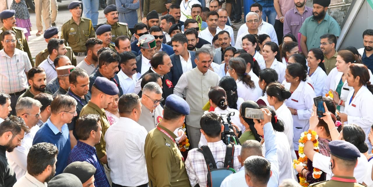 नाहन के चौगान में योजनाओं के उद्घाटन-शिलान्यास करते मुख्यमंत्री । स्रोत: जन संपर्क विभाग