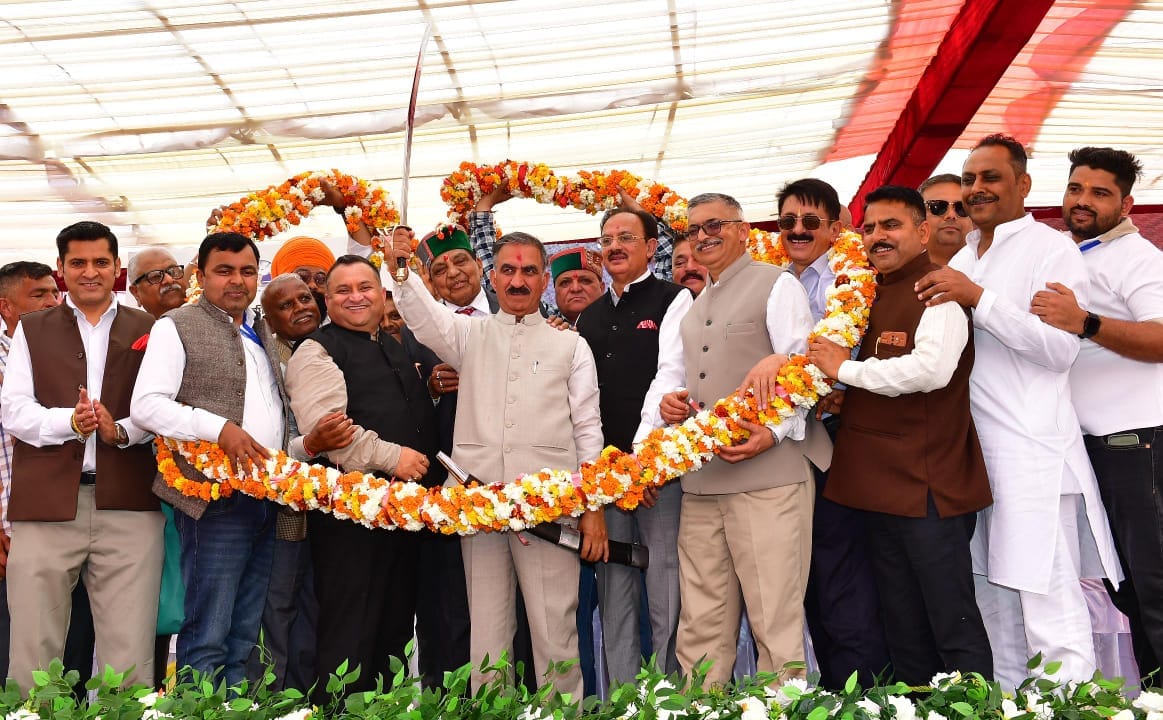 नाहन के चौगान में योजनाओं के उद्घाटन-शिलान्यास करते मुख्यमंत्री । स्रोत: जन संपर्क विभाग