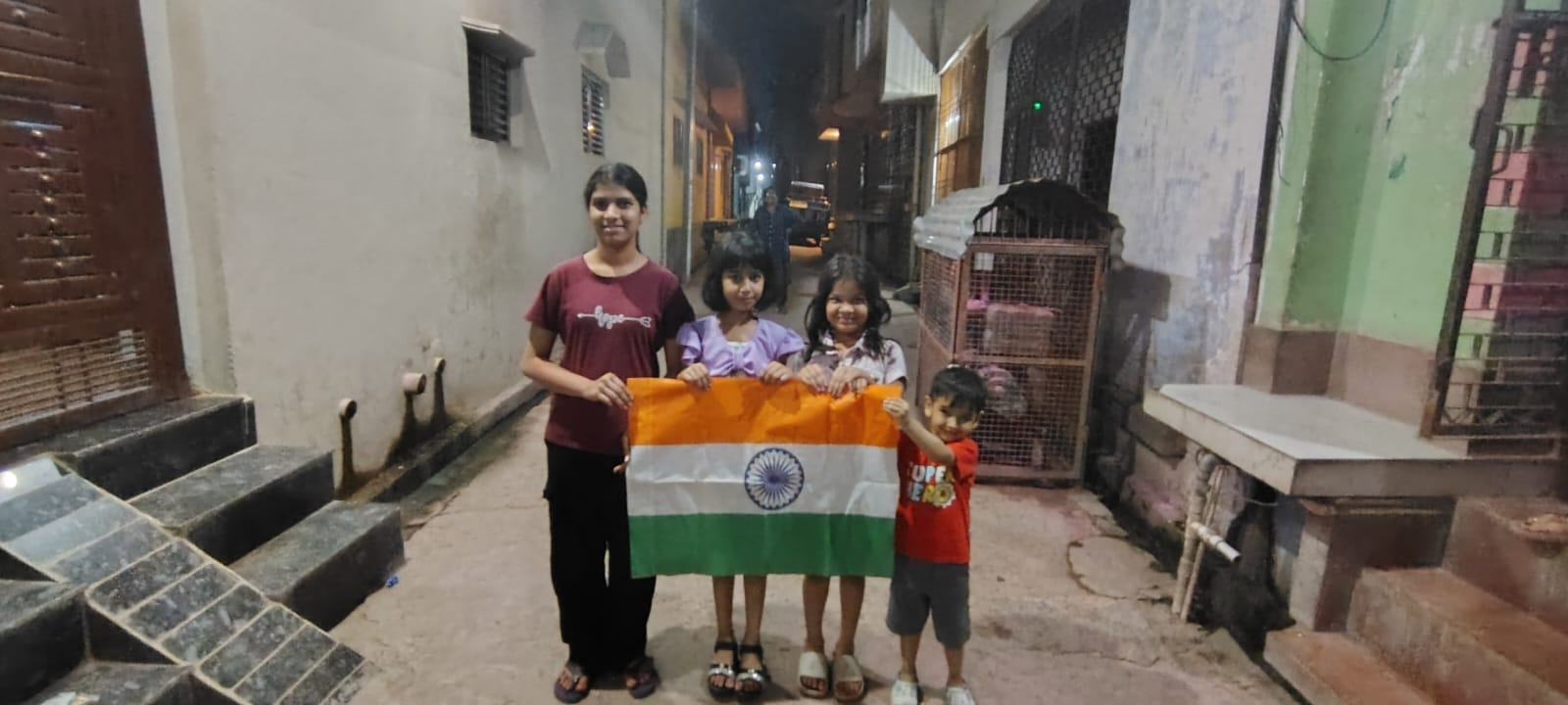 निधौली कलां में भारतीय क्रिकेट टीम के परिधान में मैच देखता बालक। सौ. से परिजन निधौली कलां में भारतीय क्रिकेट टीम के परिधान में मैच देखता बालक। सौ. से परिजन