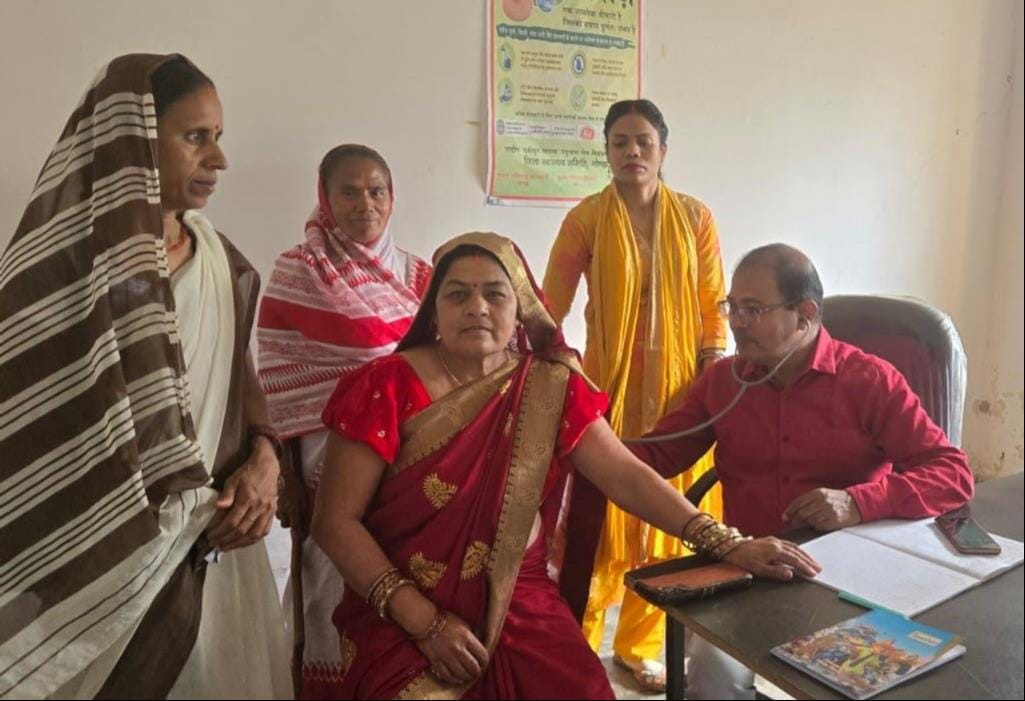पीएचसी जानकी नगर व पीएचसी नहवा परसौरा में मरीजों की जांच करते चिकित्सक। - संवाद पीएचसी जानकी नगर व पीएचसी नहवा परसौरा में मरीजों की जांच करते चिकित्सक। - संवाद