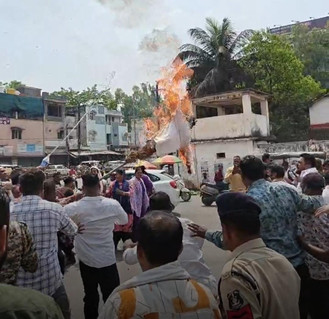 पुतला दहन करते कांग्रेसी