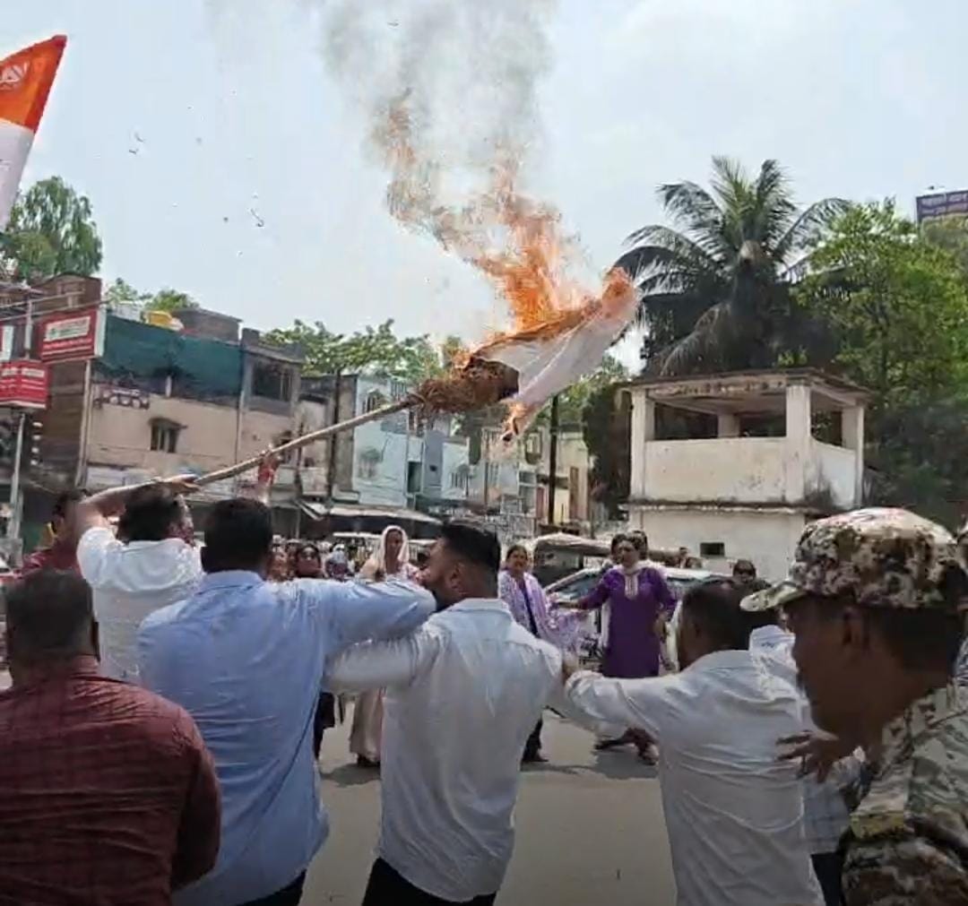 पुतला दहन करते कांग्रेसी