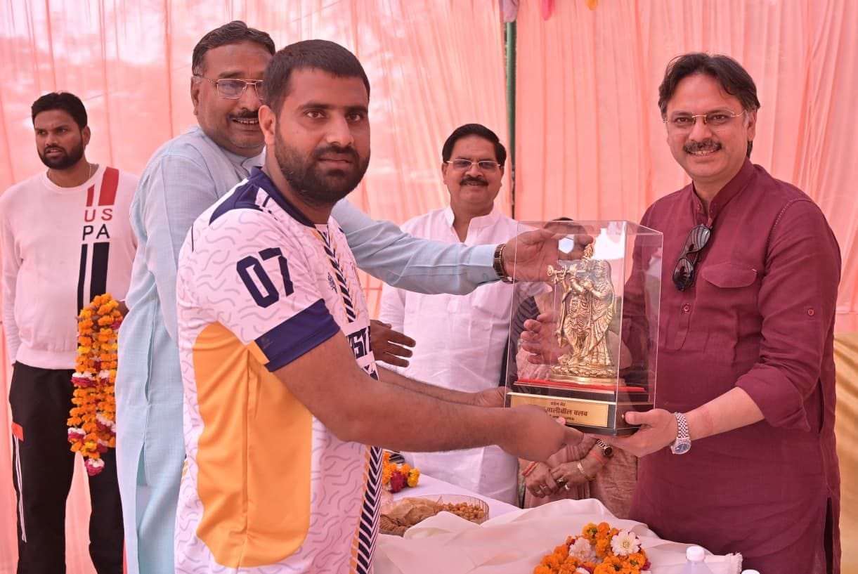 राज्य वाॅलीबाॅल प्रतियोगिता का शुभारंभ करते विधायक डाॅ. राजेश्वर सिंह। 