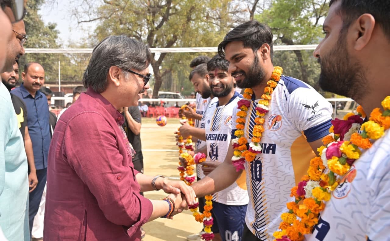 राज्य वाॅलीबाॅल प्रतियोगिता का शुभारंभ करते विधायक डाॅ. राजेश्वर सिंह। 