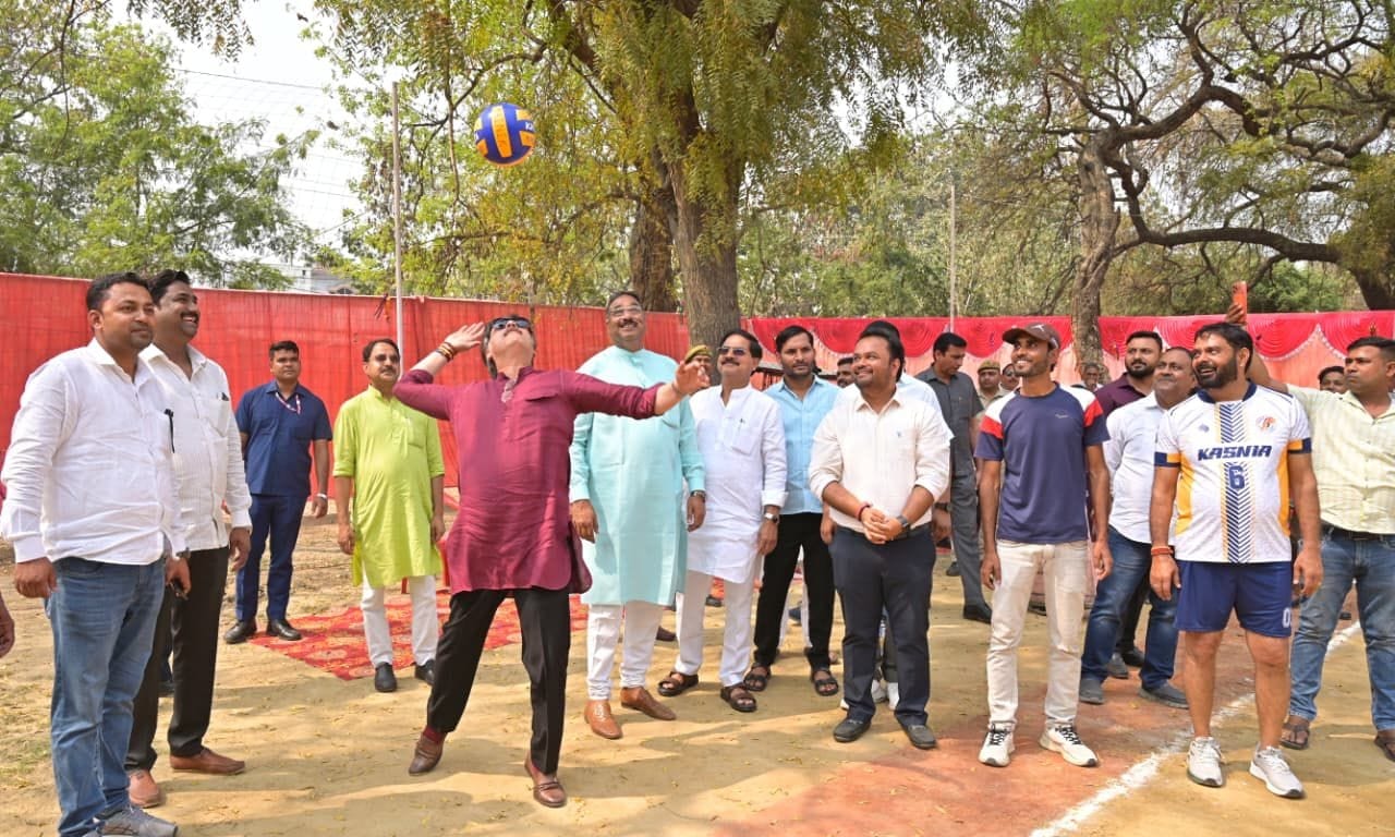 राज्य वाॅलीबाॅल प्रतियोगिता का शुभारंभ करते विधायक डाॅ. राजेश्वर सिंह। 