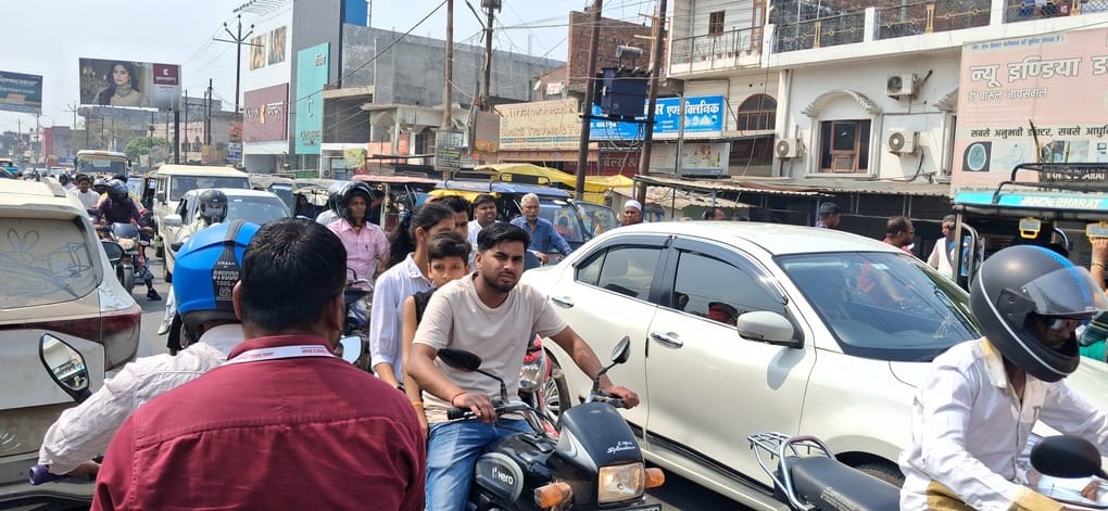 राष्ट्रीय राजमार्ग 28 पर बघौच मोड़ पर स्टैंड बनाकर सवारी भरते चालक।स्रोत-सोशल मीडिया