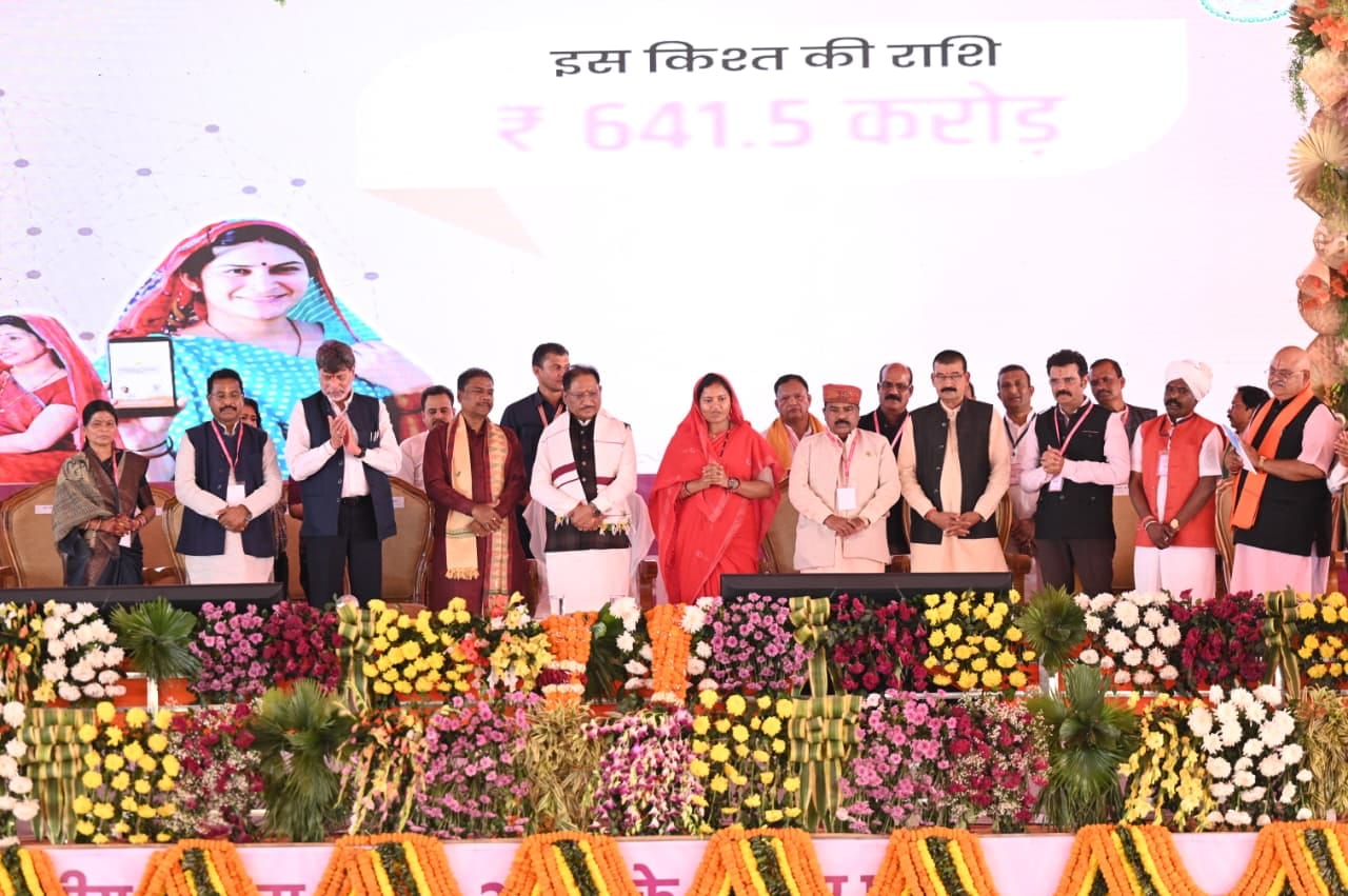 सभा को संबोधित करते मुख्यमंत्री सभा को संबोधित करते मुख्यमंत्री