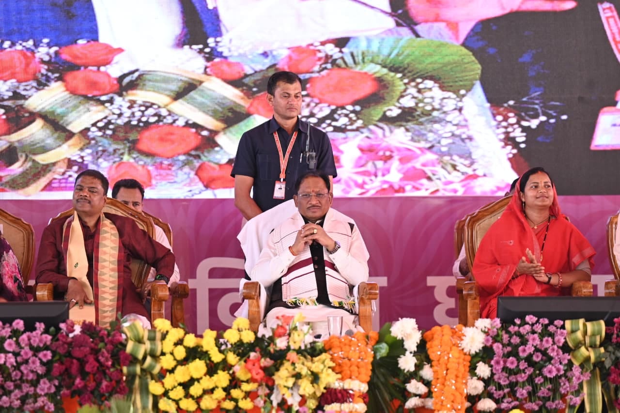 सभा को संबोधित करते मुख्यमंत्री सभा को संबोधित करते मुख्यमंत्री