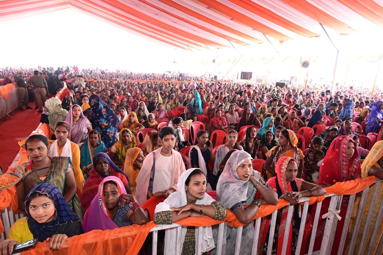 समूह की महिलाओं द्वारा लगाए गए स्टॉल पर स्वनिर्मित सामग्रियों को देखते डिप्टी सीएम- प्रशासन समूह की महिलाओं द्वारा लगाए गए स्टॉल पर स्वनिर्मित सामग्रियों को देखते डिप्टी सीएम- प्रशासन