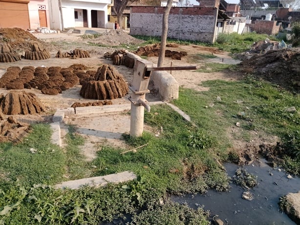 सिराथू ब्लॉक के कसिया पश्चिम गांव में बदहाल पड़े शौचालय: संवाद सिराथू ब्लॉक के कसिया पश्चिम गांव में बदहाल पड़े शौचालय: संवाद