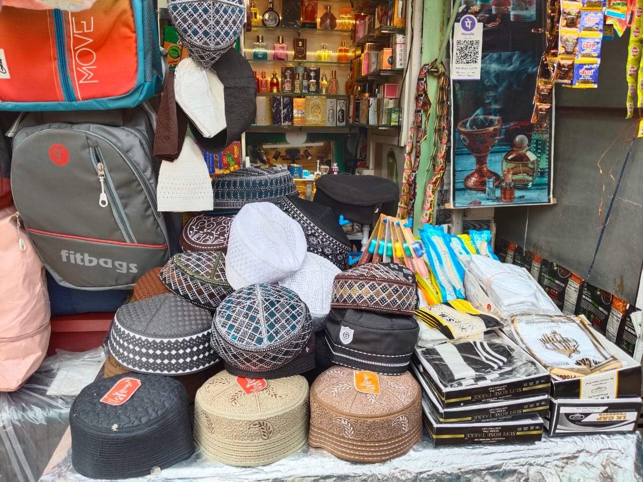 शहर के तकिया क्षेत्र में सजी फुटवियर की दुकानें । संवाद