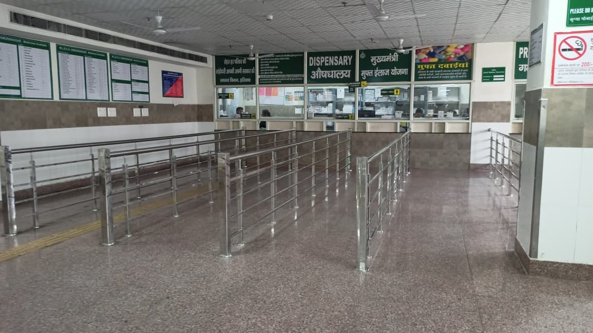 टामा सेंटर की इमरजेंसी में मरीजों के सैंपल लेता स्टाफ। संवाद