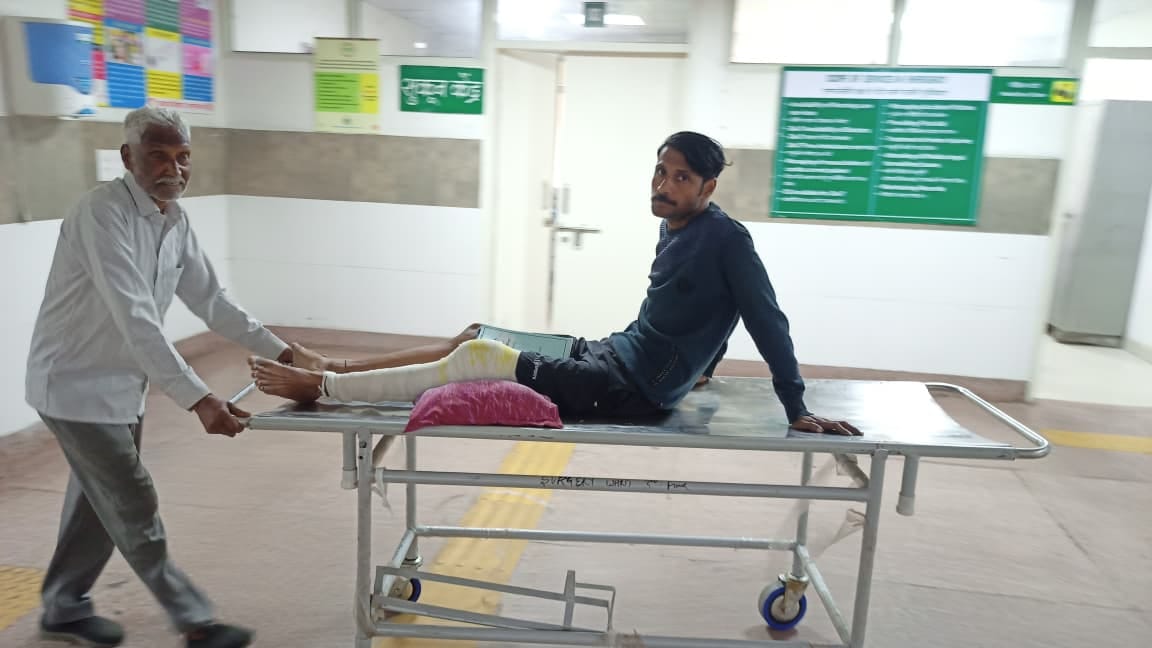 टामा सेंटर की इमरजेंसी में मरीजों के सैंपल लेता स्टाफ। संवाद