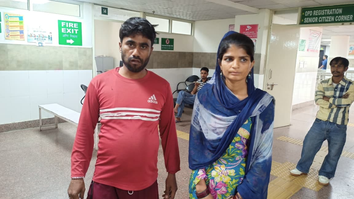 टामा सेंटर की इमरजेंसी में मरीजों के सैंपल लेता स्टाफ। संवाद