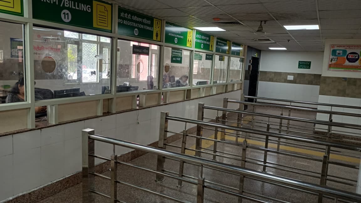 टामा सेंटर की इमरजेंसी में मरीजों के सैंपल लेता स्टाफ। संवाद