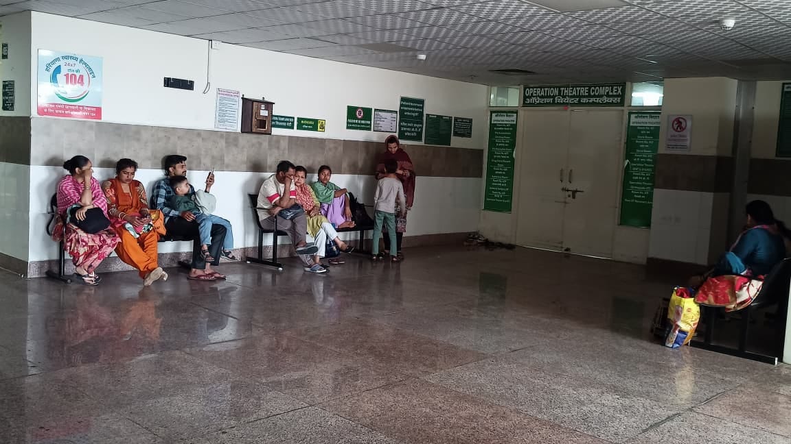 टामा सेंटर की इमरजेंसी में मरीजों के सैंपल लेता स्टाफ। संवाद