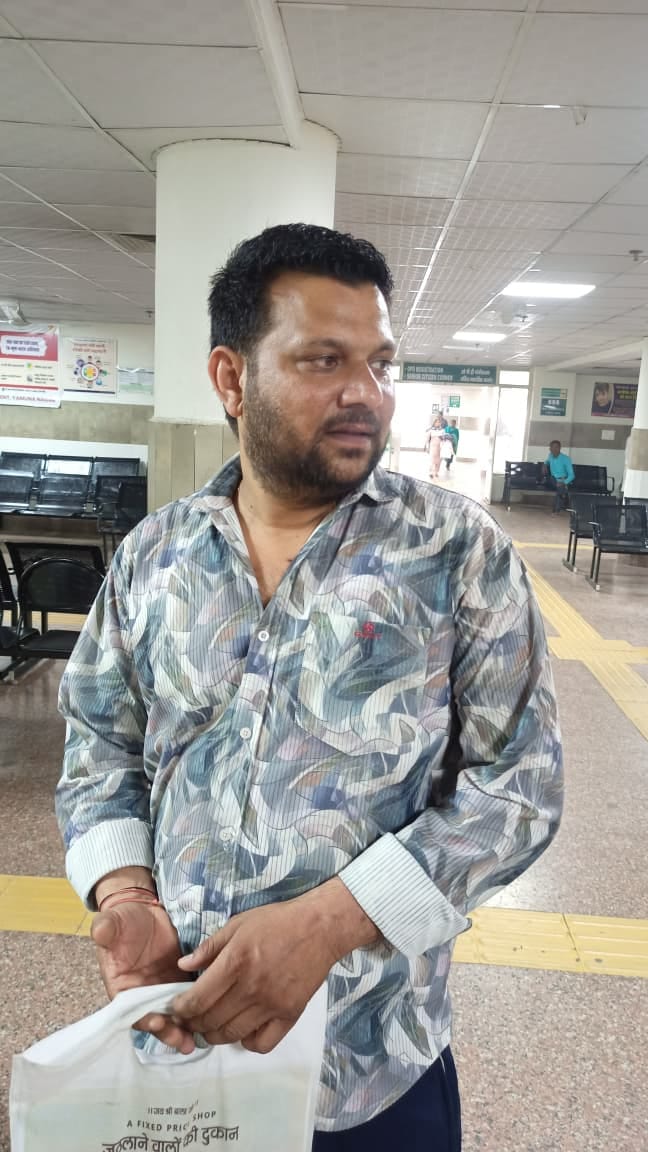 टामा सेंटर की इमरजेंसी में मरीजों के सैंपल लेता स्टाफ। संवाद