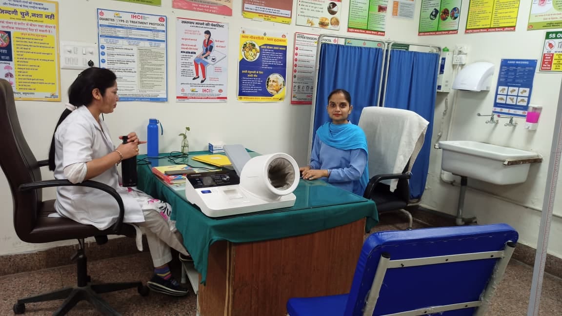 टामा सेंटर की इमरजेंसी में मरीजों के सैंपल लेता स्टाफ। संवाद