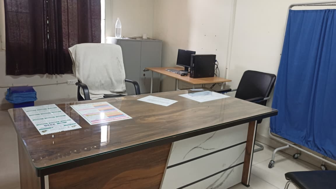 टामा सेंटर की इमरजेंसी में मरीजों के सैंपल लेता स्टाफ। संवाद