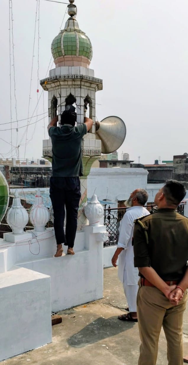 थाने में मोअज्जम व इमाम आदि की बैठक लेते क्राइम इंस्पैक्टर। (मवाना) थाने में मोअज्जम व इमाम आदि की बैठक लेते क्राइम इंस्पैक्टर। (मवाना)