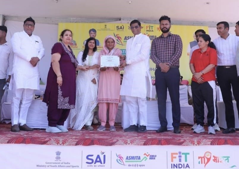 08jjrp03-तलाव गांव के खेल परिसर में आयोजित खेल मुकाबलों में भाग लेती महिलाएं व बेटियां। स्रोत-प