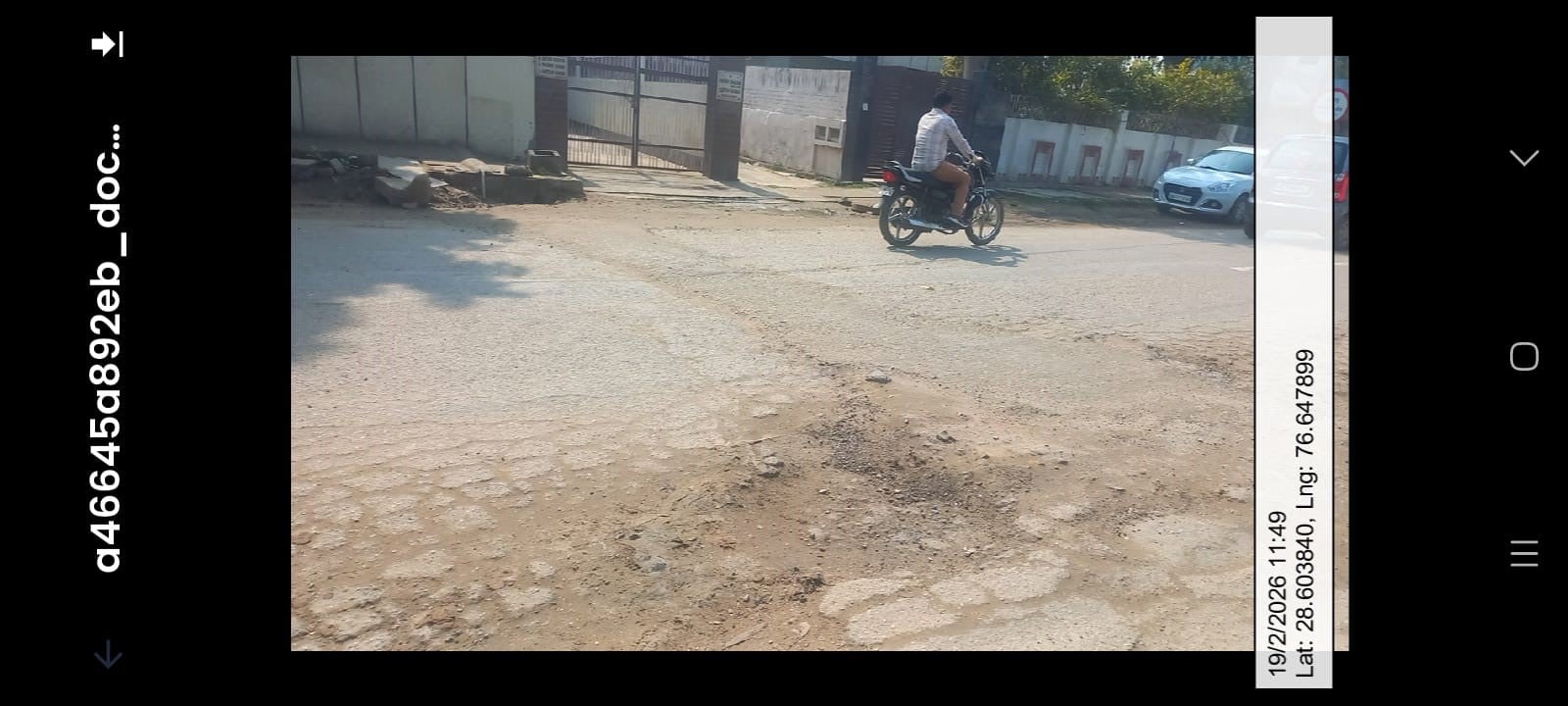 08jjrp10- माता गेट के सामने सड़क पर बना गड्ढा, जिसकी शिकायत एप पर डाली गई। संवाद