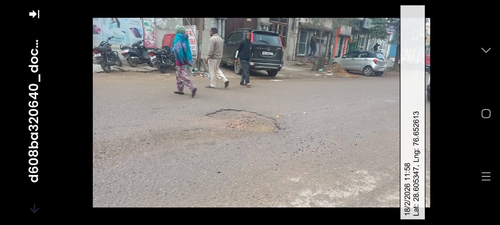 08jjrp10- माता गेट के सामने सड़क पर बना गड्ढा, जिसकी शिकायत एप पर डाली गई। संवाद