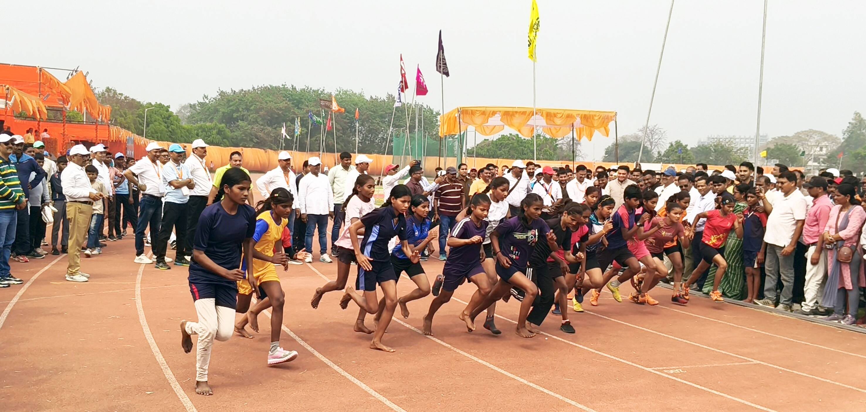 25-डाभासेमर स्टेडियम में आयोजित राज्य स्तरीय बेसिक बाल क्रीड़ा प्रतियोगिता में दौड़ लगाते खिला